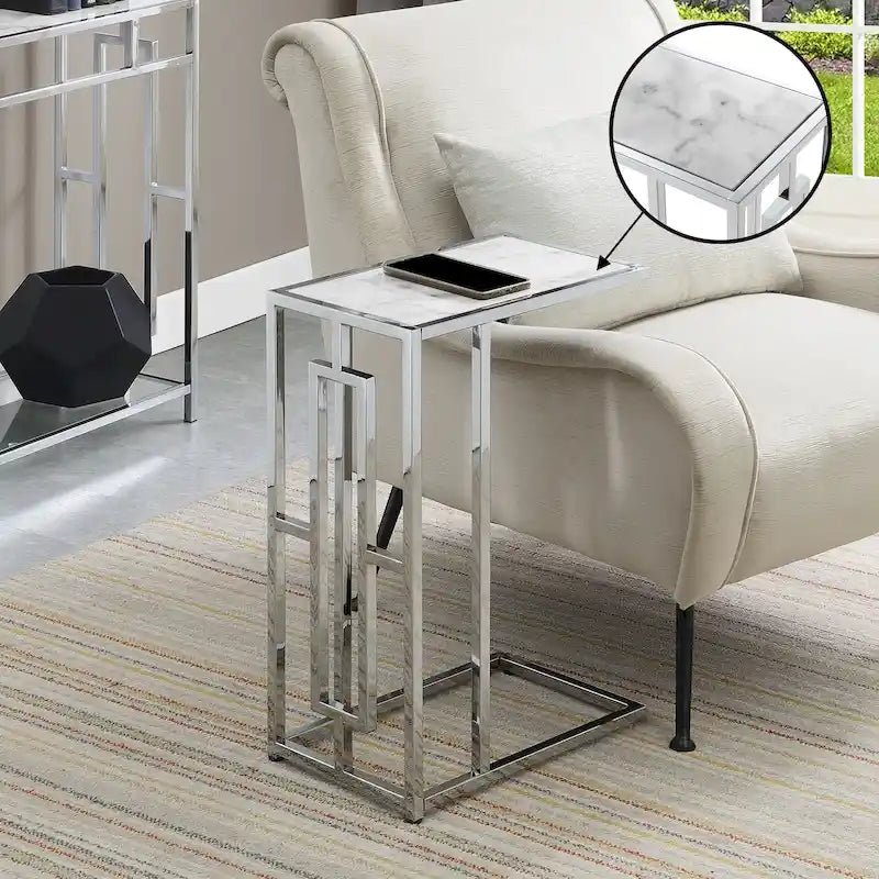 Table d'appoint en forme de C en faux marbre blanc et chrome
