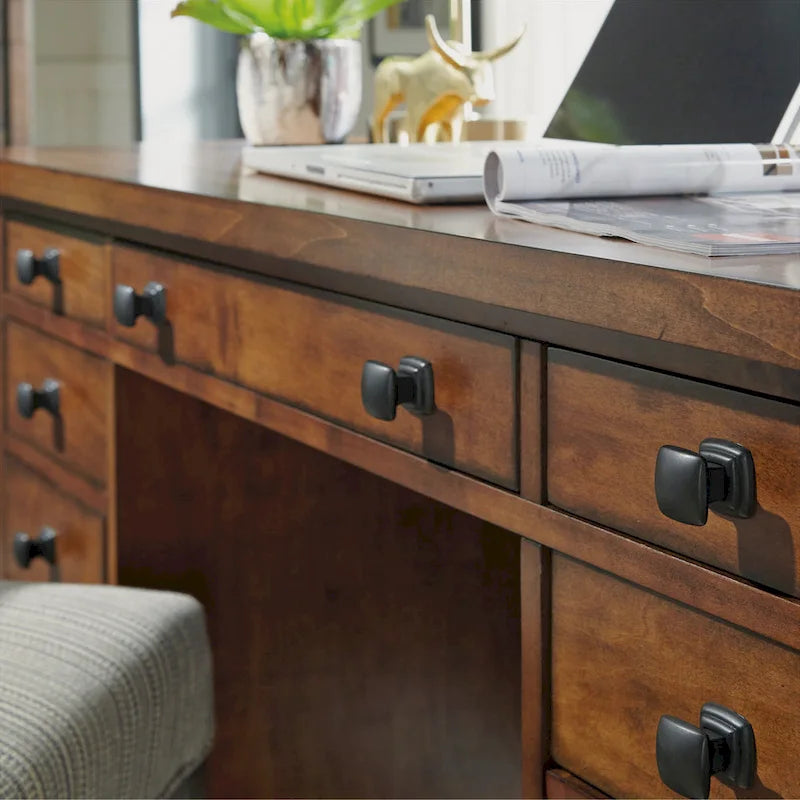 Bureau exécutif sur piètement en érable vieilli marron, 137 cm de large, pour une personne