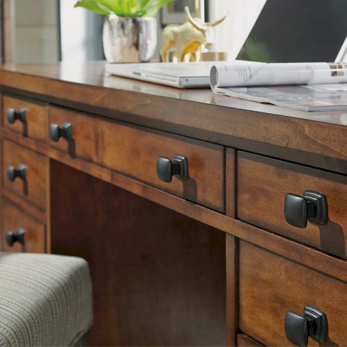 Bureau exécutif sur piètement en érable vieilli marron, 137 cm de large, pour une personne