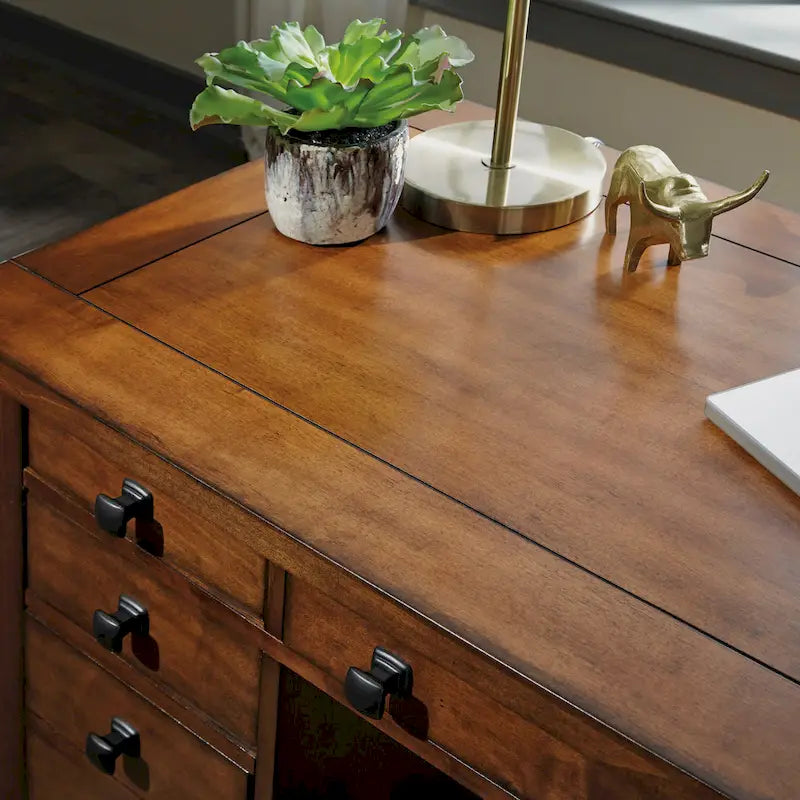 Bureau exécutif sur piètement en érable vieilli marron, 137 cm de large, pour une personne