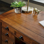 Bureau exécutif sur piètement en érable vieilli marron, 137 cm de large, pour une personne